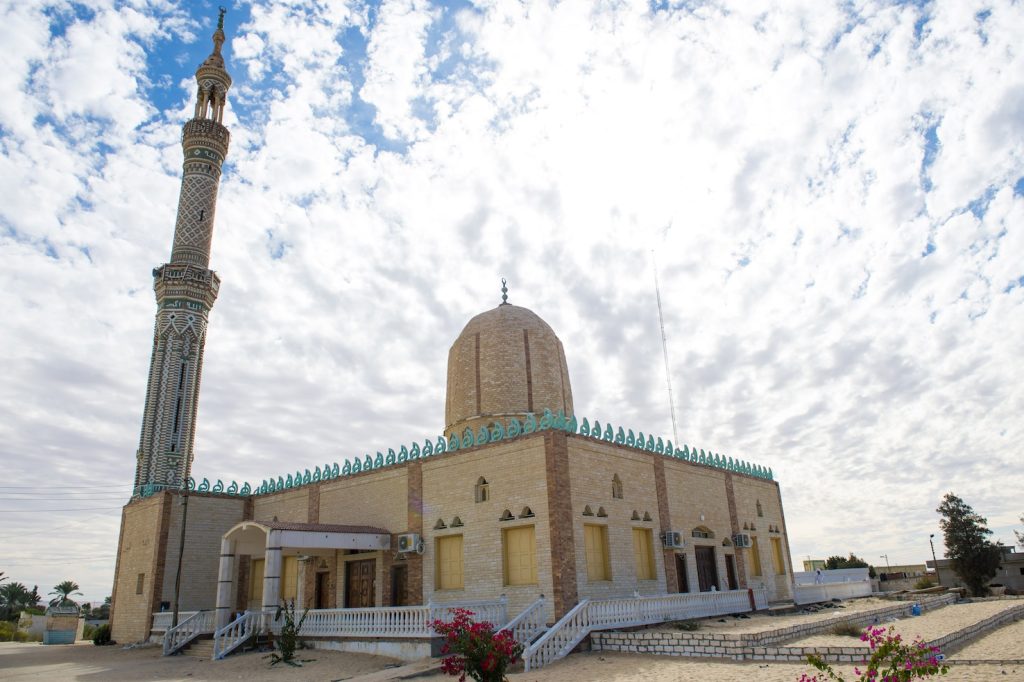 La moschea al-Rawda nel villaggio di Bir al-Abed nel nord del Sinai (AFP)