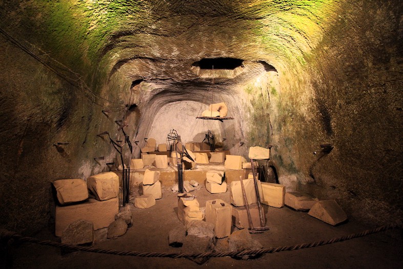 Nel percorso di «Napoli Sotterranea» si osserva una grande nicchia adibita a cava per l’estrazione dei blocchi di tufo attraverso un pozzo scavato
