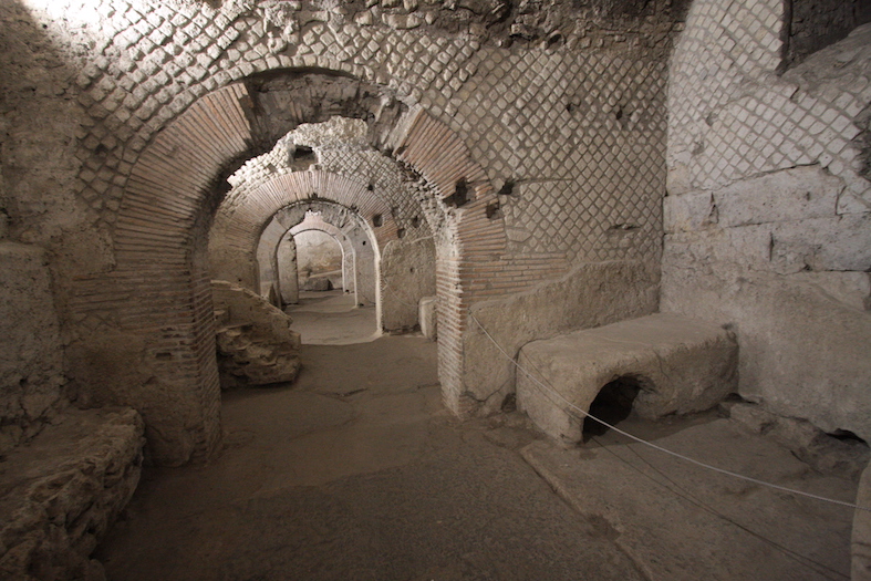 Il criptoportico è uno dei resti archeologici del periodo romano visibili sotto la Basilica di San Lorenzo Maggiore
