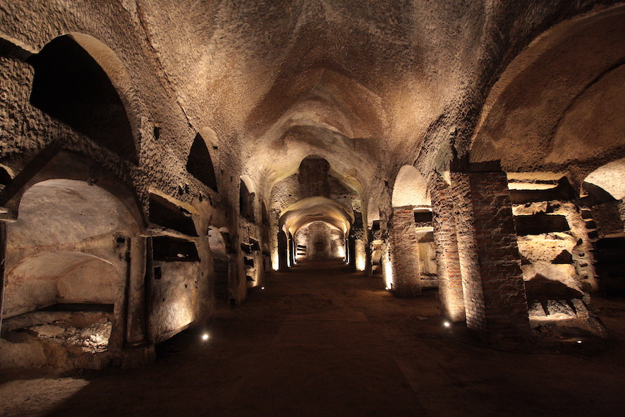 Una veduta parziale delle grandi catacombe di San Gennaro nel rione Sanità con le diverse tipologie di sepoltura