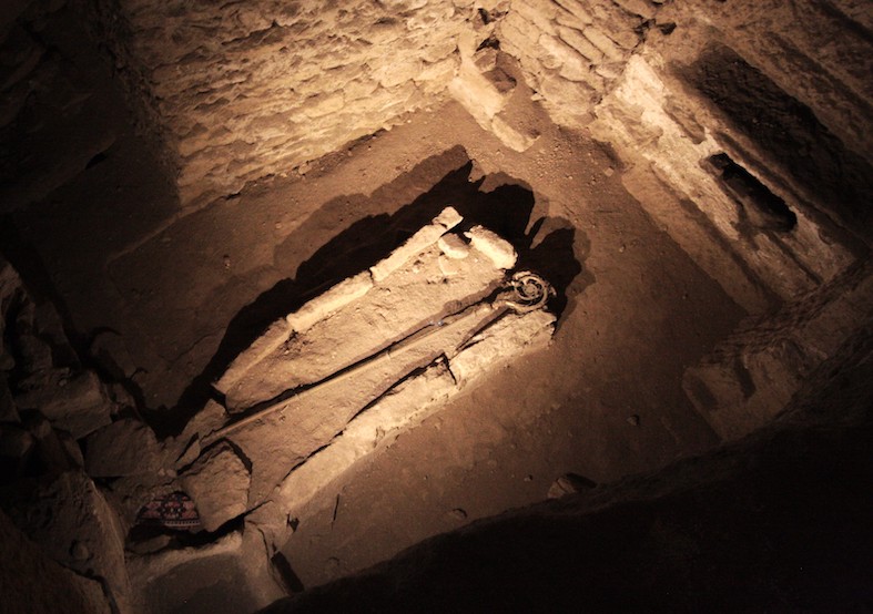 Dal livello superiore delle catacombe si può scorgere la tomba di San Gennaro, il patrono principale di Napoli, le cui reliquie ora sono custodite nel duomo