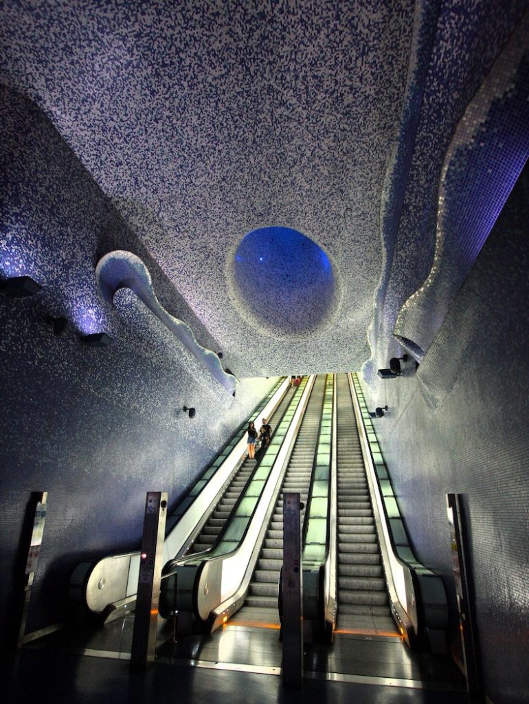 Il grandioso mosaico Galleria del Mare di Bob Wilson sulle scale mobili della stazione Toledo della Linea 1/gialla e il cono che attinge luce dalla strada omonima. 
