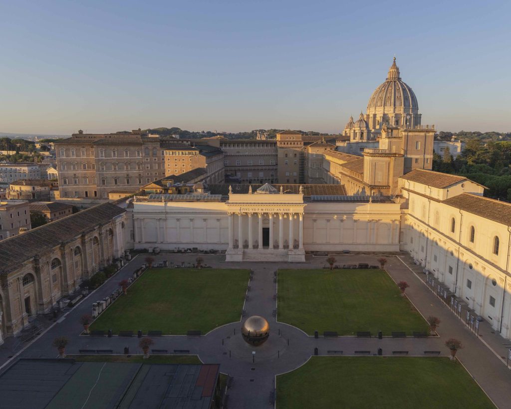Vista sui Musei Vaticani, Le chiavi del clavigero, Il clavigero Gianni Crea nella Cappella Sistina (Governatorato SCV© Direzione dei Musei. Foto di Valerio Bellavia)