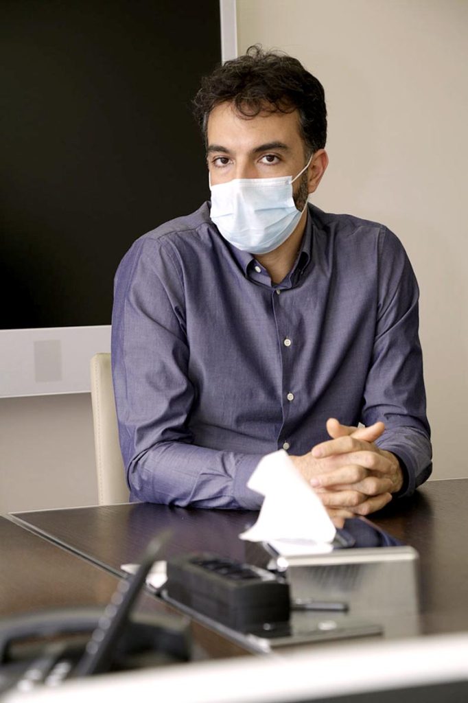 Il medico specialista in ginecologia e ostetricia Giovanni De Luca (Stefano Spinelli)