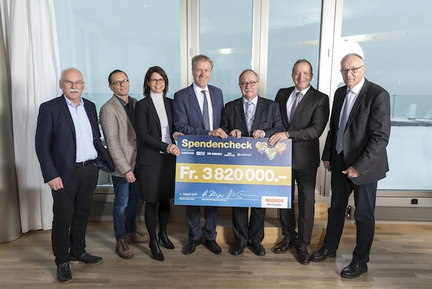 Herbert Bolliger, presidente della Direzione generale della FCM, consegna ai responsabili delle 4 organizzazioni il contributo raccolto sotto Natale