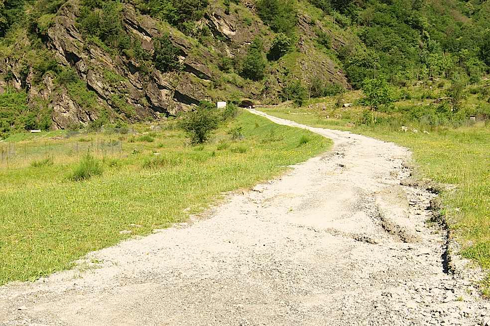 Strada di accesso alla galleria di roccia nella Valle di Blenio (Foto: B. Vogel)