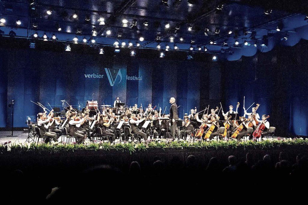Gianandrea Noseda dirige l’orchestra sul palco di Verbier (© Nicolas Brodard)