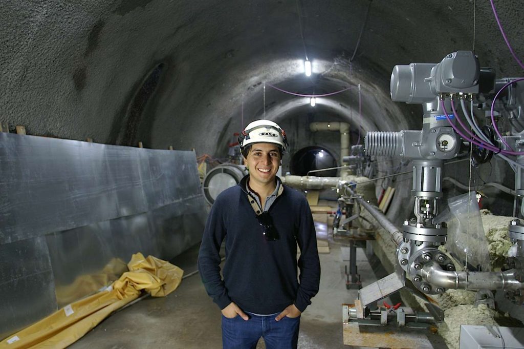 Giw Zanganeh, responsabile del progetto, davanti all’impianto con il quale viene simulato un compressore adiabatico (Foto: B. Vogel)