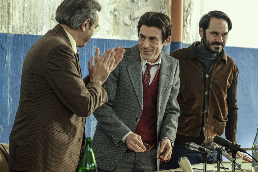 Immagine tratta dall’ultimo film di Andrea Segre, «Berlinguer - La grande ambizione». Al centro, Elio Germano nei panni del politico (Cineworx)