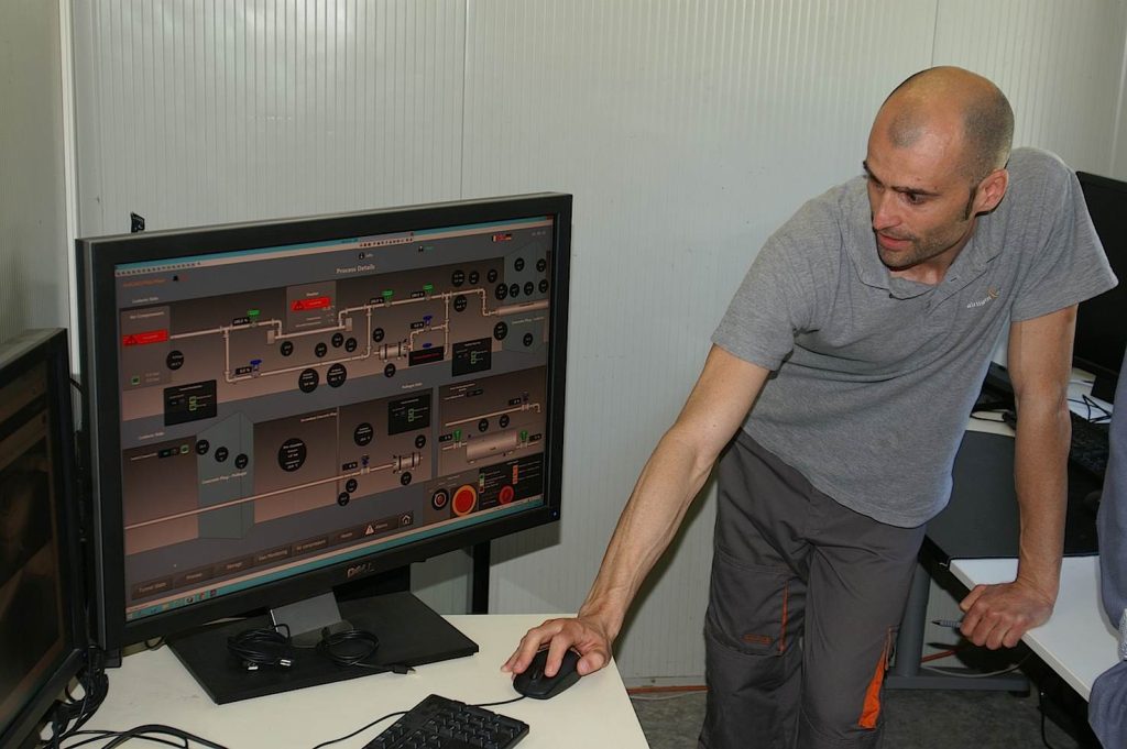 
L’esperto informatico Luciano Serio nella sala controllo dell’esperimento con aria compressa. Lo schermo visualizza i dati di misurazione che vengono registrati durante l’esperimento (Foto: B. Vogel)


