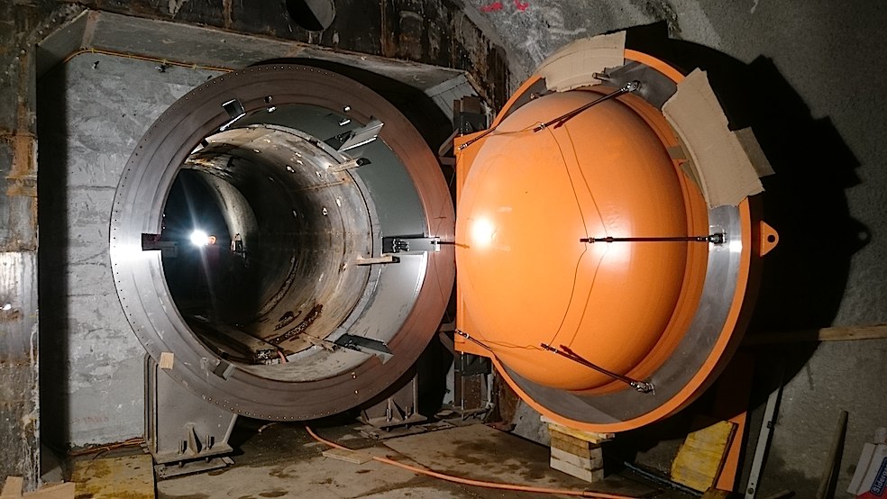 La porta in acciaio di 7 t consente l’accesso alla camera a pressione (Foto: ALACAES)
