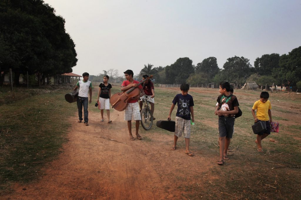 Ragazzi tornano a casa alla fine delle prove con l'orchestra barocca di Urubichà