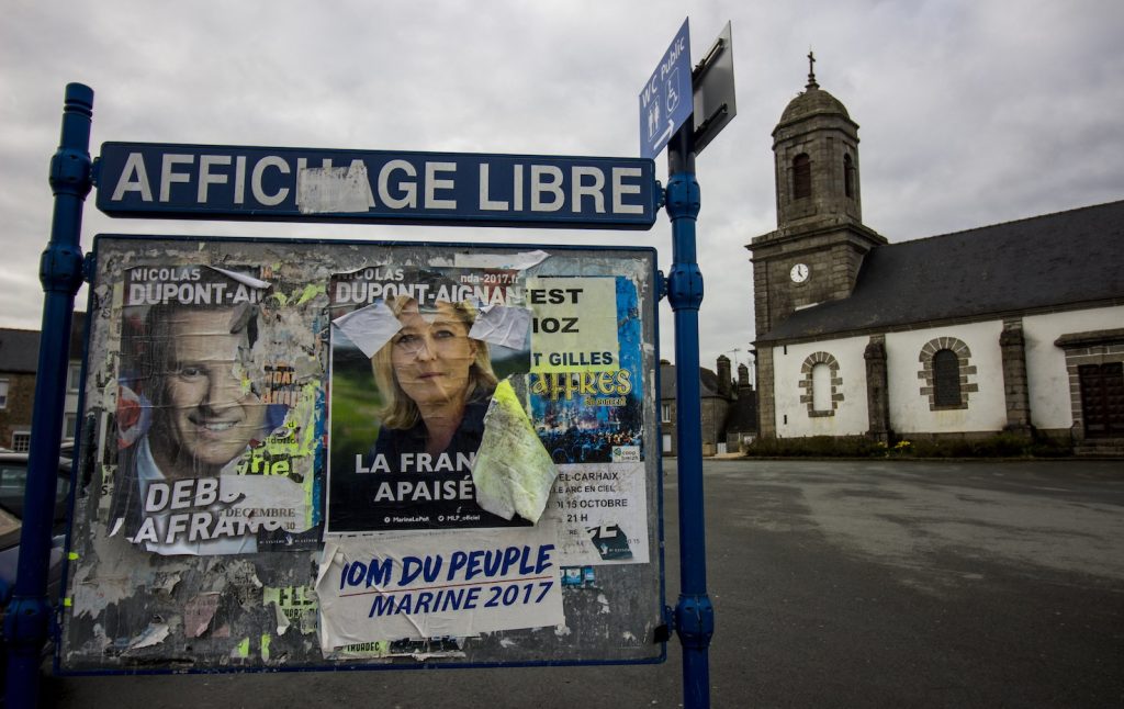 Poster dei candidati presidenziali francesi nel comune rurale di Plounévez (AFP)