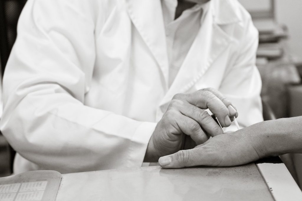 L’agopuntura è una delle specialità di medicina complementare integrate nell’AOMS (Vivian Chen)