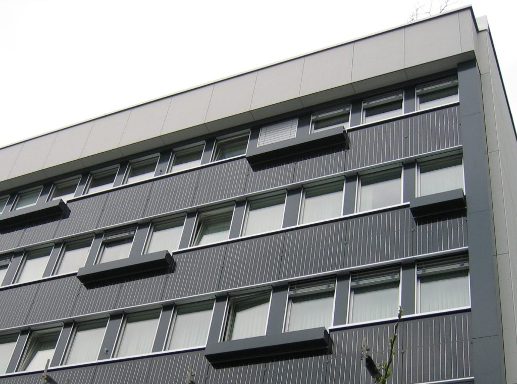Una facciata con i panneli integrati (energiebüro® ag / Zürich – für Solarkraftwerke)