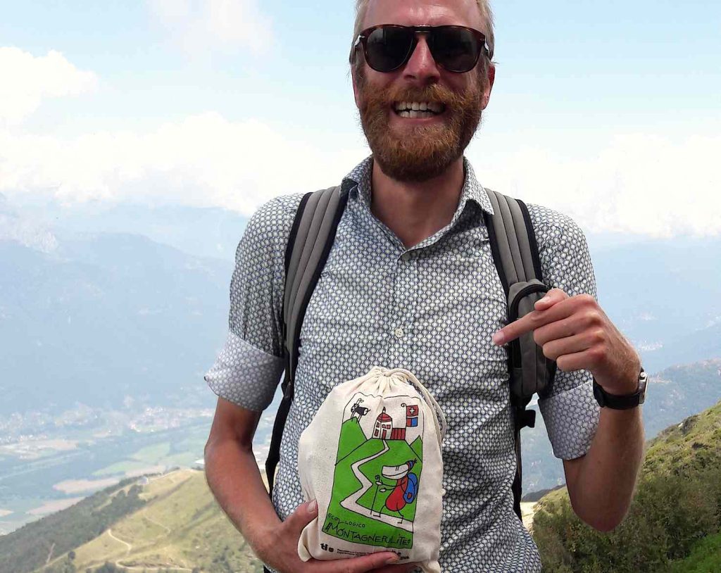 Uno dei partecipanti al progetto Sherpa nei pressi della Capanna del Monte Tamaro (Montagne Pulite)