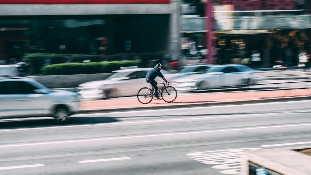 Secondo le statistiche, in Svizzera, già solo l’utilizzo del casco ha permesso nel 2016 di evitare 400 ferimenti gravi alla testa (pexels)