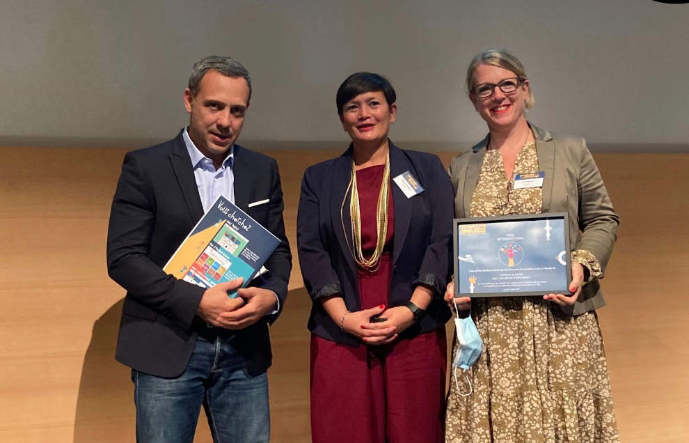 Da sin.: Adrien Taquet, Segr. di stato del Ministero della solidarietà e della salute, Jessica Schnelle, Co-responsabile di Lapurla, responsabile del progetto Affari Sociali della FCM; Karin Kraus, Co-responsabile di Lapurla, Università delle Arti di Berna HKB