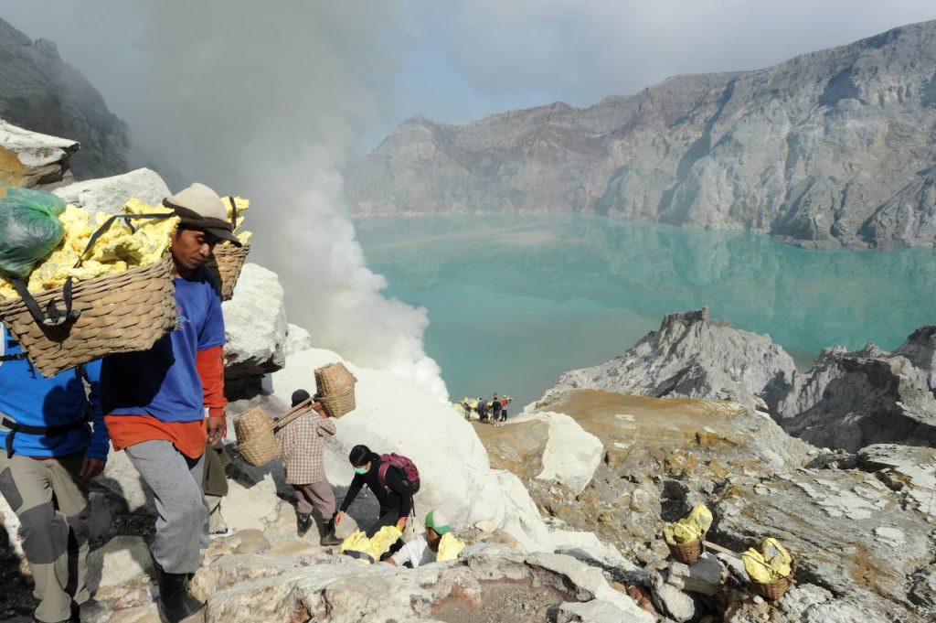 Minatori che risalgono tra le rocce per arrivare alla vetta del vulcano. (Stefano Ember)
