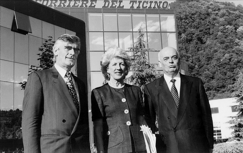 Alfio Giordanello (direttore amministrativo), Matilde Bonetti (presidente del Consiglio di fondazione) e Sergio Caratti (direttore editoriale), davanti alla nuova sede, ai Molini di Muzzano (CdT)