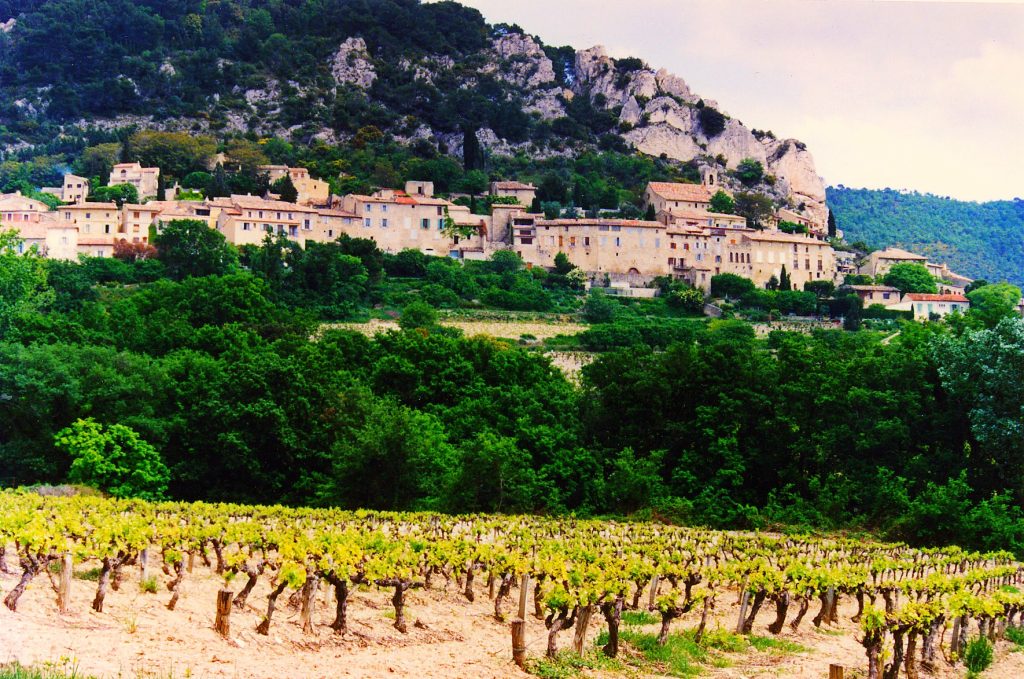 Il villaggio di Seguret, attorniato dalle vigne (Wikimedia)
