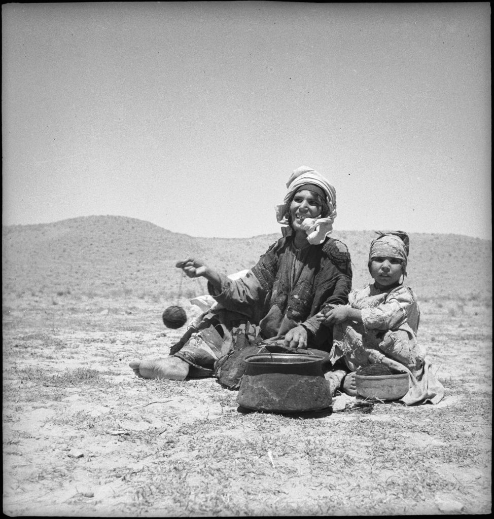 Donna seduta che fila con bambino, al largo di Khvajeh Chahar Shanbeh in Afghanistan(© Biblioteca nazionale svizzera BN)