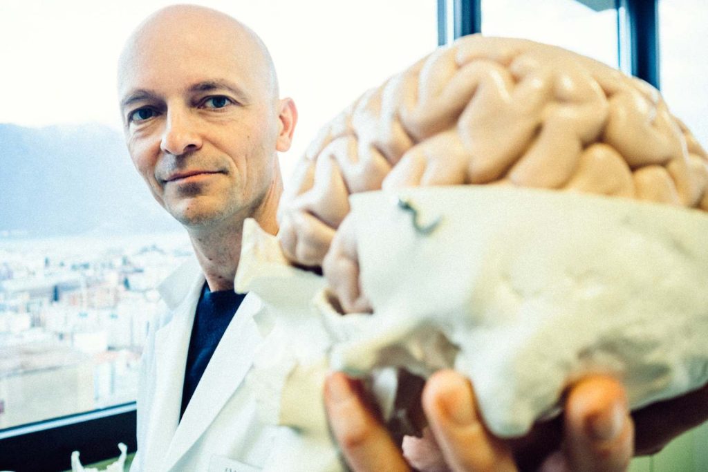 Il neurochirurgo professor Michael Reinert, primario dell’unità di neurochirurgia all’Ospedale di Lugano (Vincenzo Cammarata)