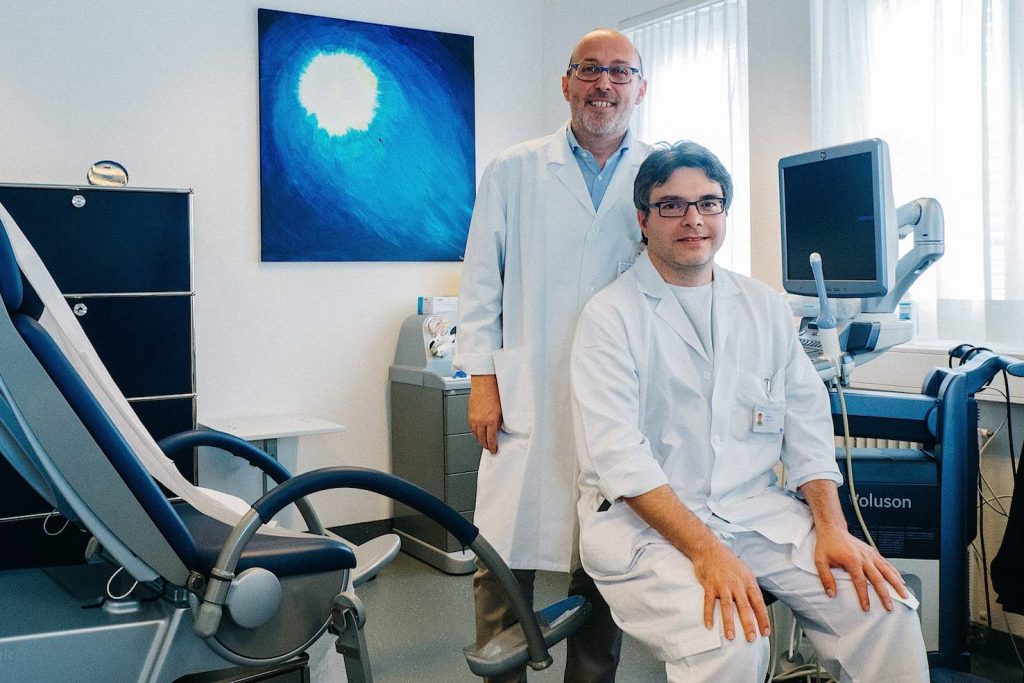 Il dottor Alessandro Santi (suduto), primario del Centro di fertilità e il caposervizio dottor Marco Buttarelli (Vincenzo Cammarata)