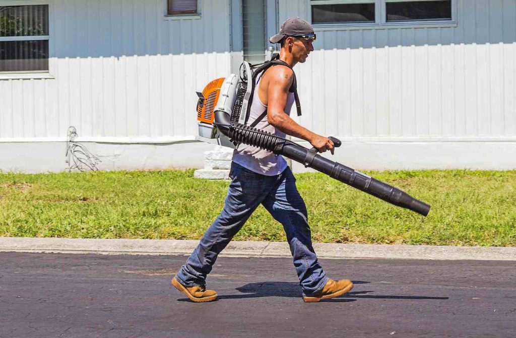 Chi si trova a lavorare all’aperto, nell’edilizia, nell’agricoltura, ecc,  si espone indubbiamente a un rischio maggiore (Pxhere)