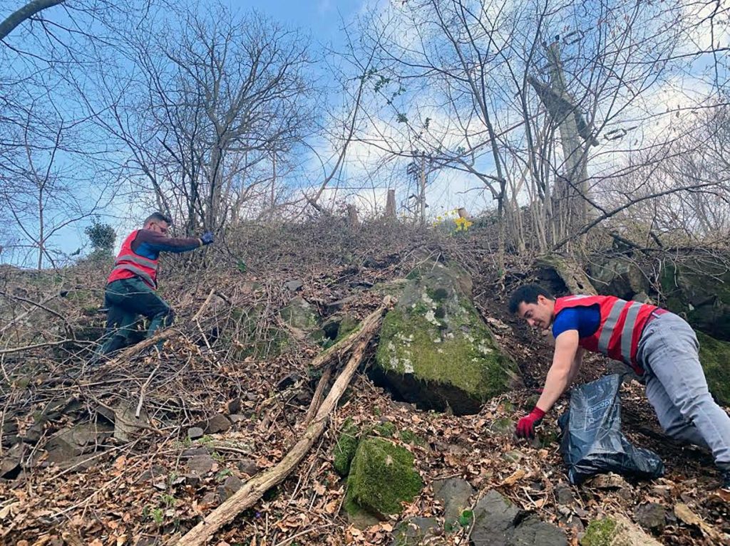 Volontari raccolgono spazzatura nel bosco  (Gruppo verde speranza)