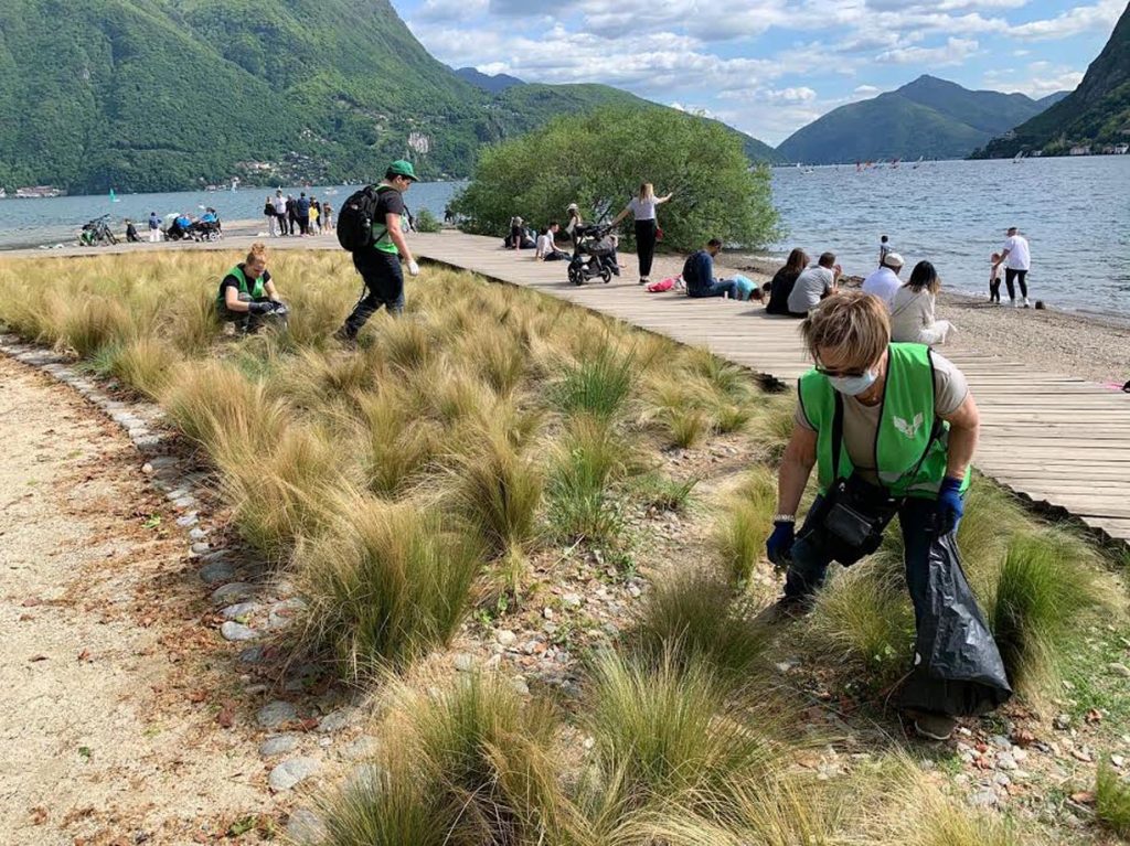 Volontari in azione, mentre ripuliscono la riva del lago di Lugano  (Gruppo verde speranza)