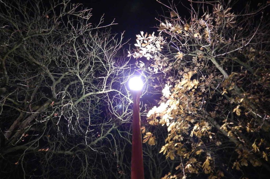 Il LED freddo emette un picco di luce blu che, per ragioni fisiche, si diffonde più facilmente nel cielo (Lamiot)