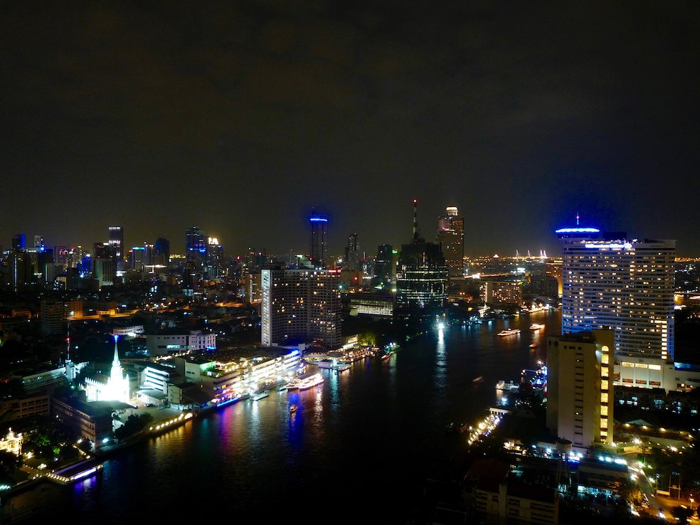 Vista notturna di Bangkok da un palazzo sul Chao Praya, il fiume che attraversa il centro storico della città