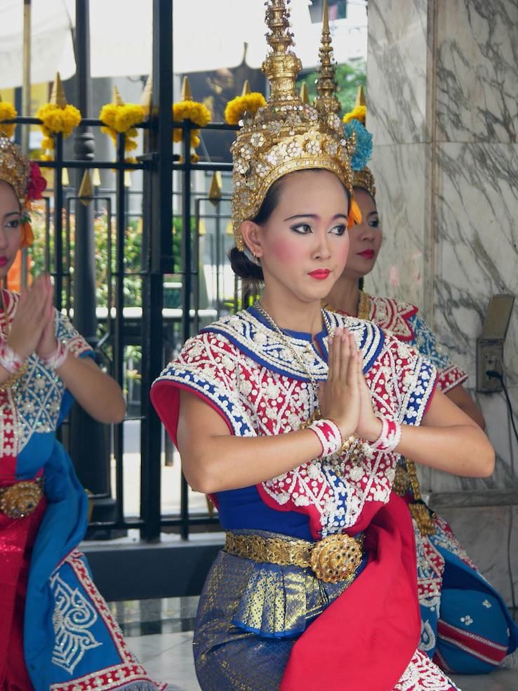 Danzatrici che si esibiscono al tempietto di Erawan in pieno centro di Bangkok. Un’attrazione turistica ma soprattutto un luogo di culto per tutti i thai che vengono qui per chiedere favori al dio Brahama

