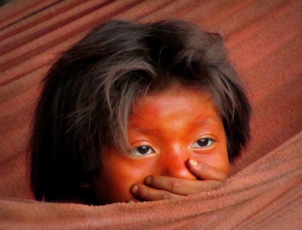 Bimbo Yanomami sull'amaca