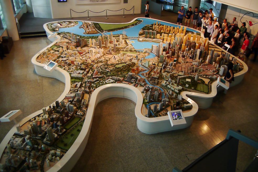 Il “plastico” di Singapore nella sala dell’Urban Redevelopment Authority, in fondo sulla destra le zone da costruire