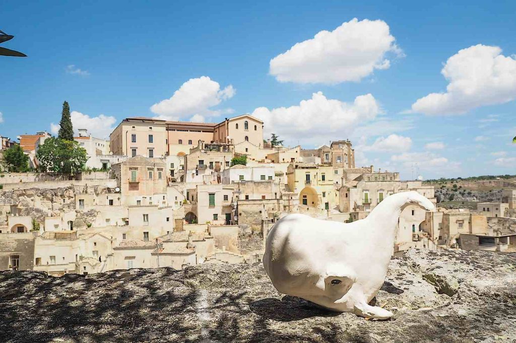 L’artista Raffaele Pentasuglia ha immaginato la balena Giuliana sullo sfondo di Matera (Vincenzo Cammarata / Fosphoro)