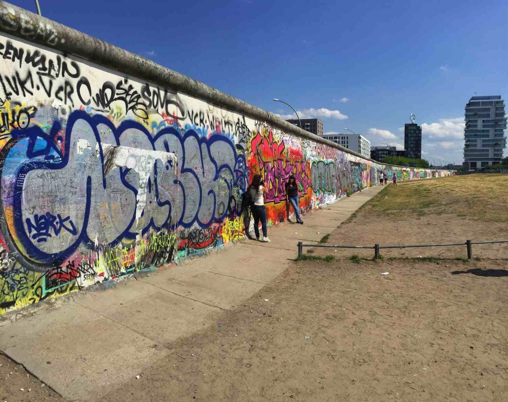 Graffiti sul muro di Berlino (Pxhere.com)