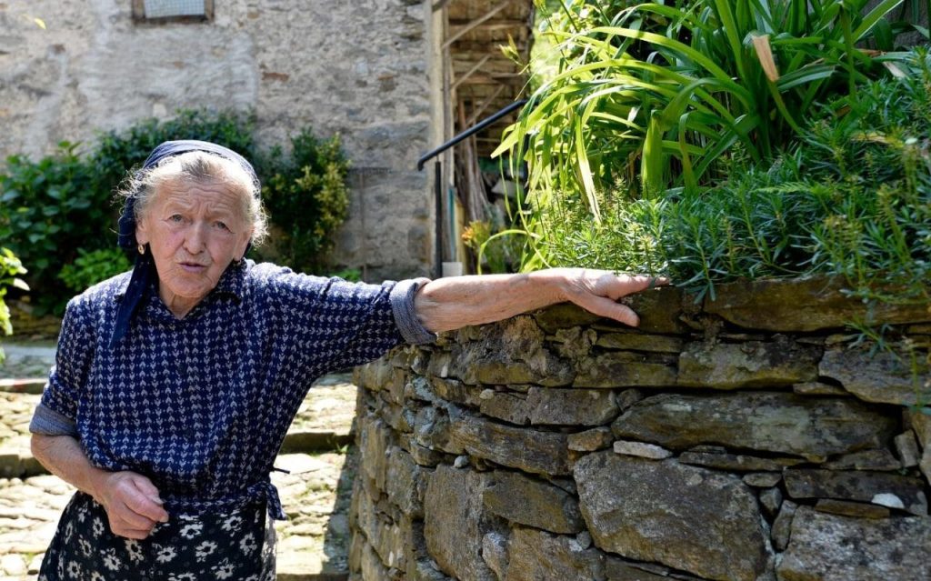 La signora Paolina, ultima residente di Casali Socraggio, in Val Cannobina. (Danilo Donadio)