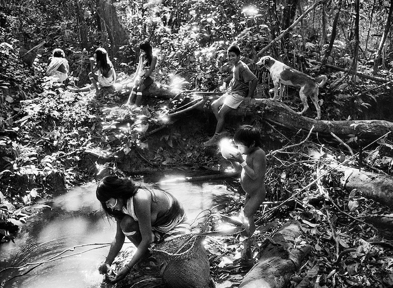 Indigeni Marubo. Stato di Amazonas, Brasile, 1998 (© Sebastião Salgado/Contrasto)