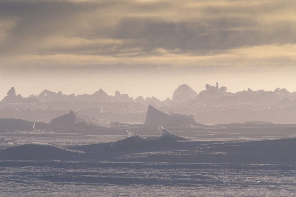 Lo stretto di Lancaster si trova tra l’isola di Devon e l’isola di Baffin, nell’artico canadese (Franco Banfi)