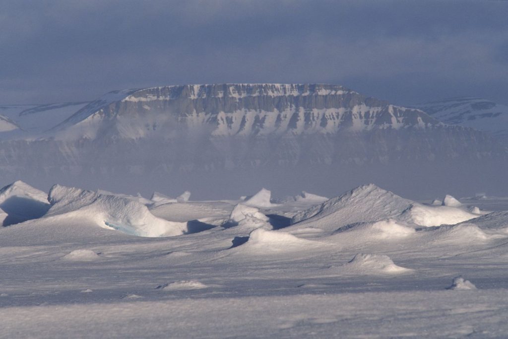 Neve su una montagna dallo stretto di Lancaster, nell’artico canadese (Franco Banfi)