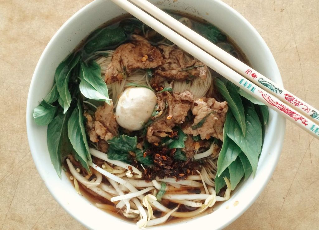 In Occidente si chiama noodle ogni tipo di pasta lunga, ma in realtà è un alimento della tradizione orientale ricavato da cereali (Pexels)