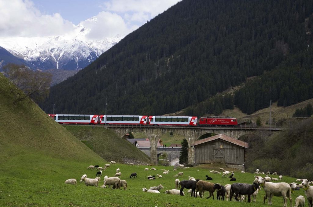 Paesaggio ferroviario tra St. Moritz e Zermatt: chissà se l’esempio delle FFS verrà seguito anche dalle Ferrovie Retiche e dalla Matterhorn-Gotthard-Bahn (Keystone)