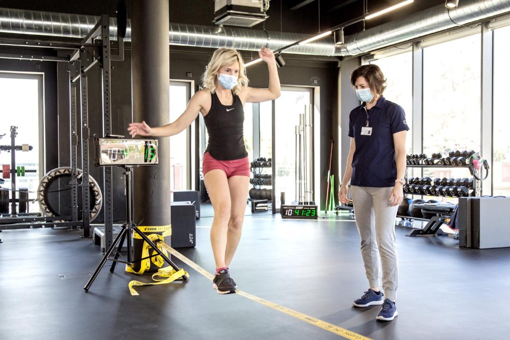 La responsabile del servizio fisioterapia dello sport di Ars Medica Danja Santini (con la paziente in fisioterapia) (Stefano Spinelli)