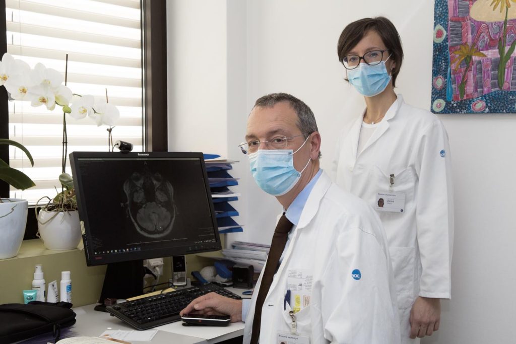 Il professor Claudio Gobbi, Primario al Neurocentro della Svizzera italiana (EOC), e la professoressa Chiara Zecca, responsabile Centro Cefalee NSI EOC (Stefano Spinelli)