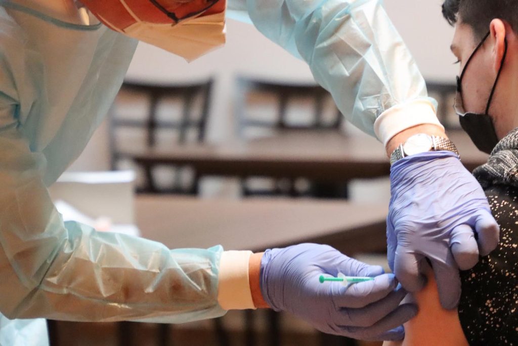 Domani le principali categorie da vaccinare saranno i giovani e i più piccoli, nuovi bersagli del Coronavirus (Pixabay.com)