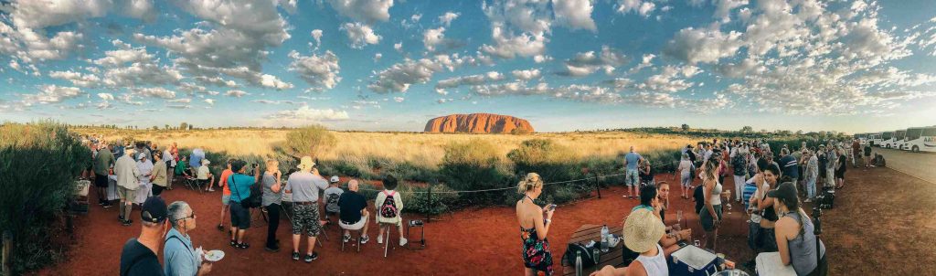 Uluru, il monolite sacro a cui la massa di turisti rivolge tutta la sua attenzione (cliccando sull'immagine si ingrandisce l'inquadratura)