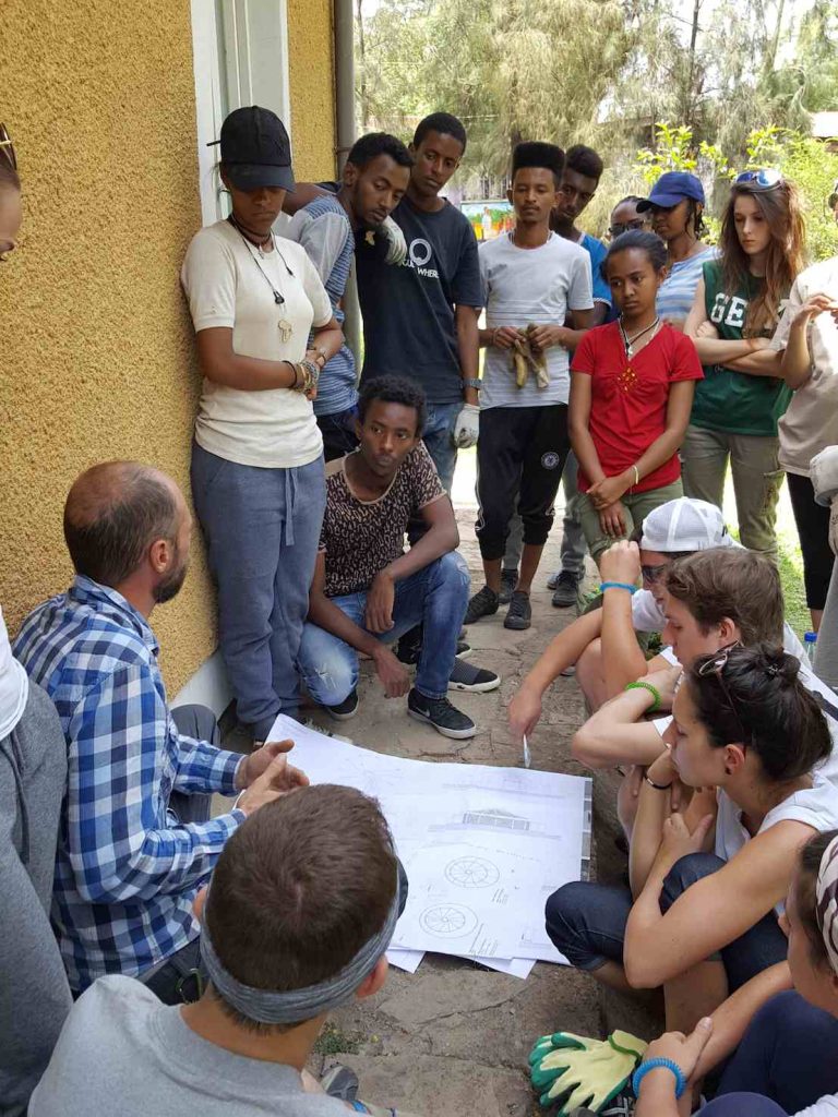 Lo studio dei disegni del progetto (Supsi)