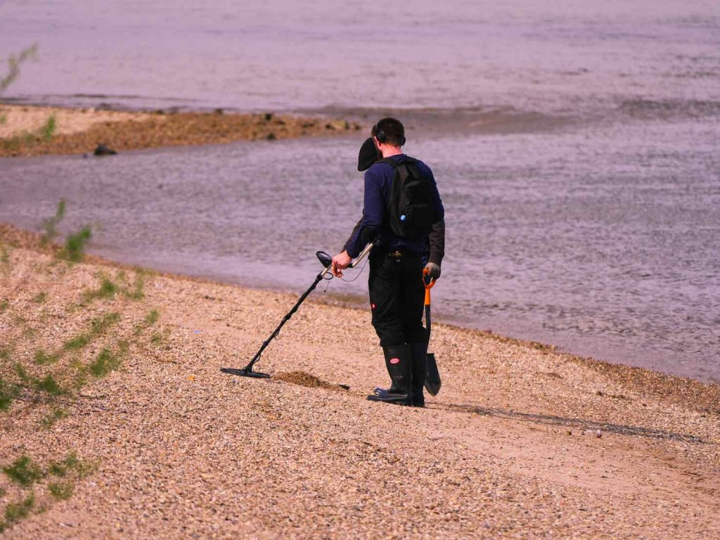 Un tredicenne ha ritrovato di recente con un metal detector un vero tesoro sull’isola di Rügen (Pxhere)
